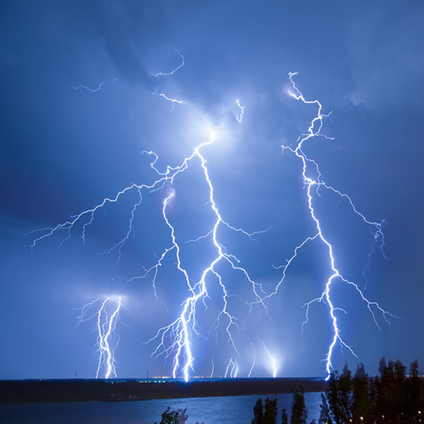Sucesión de varios rayos en una gran tormenta eléctrica