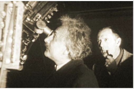 Einstein junto al telescopio reflector de 2,5 m de Hubble