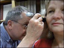 El Dr. David Baguley examinando a un paciente
