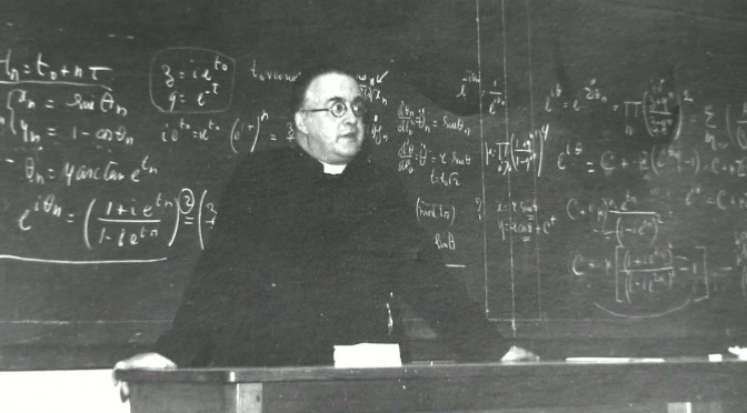 Georges Lemaître ante una pizarra con ecuaciones cosmológicas